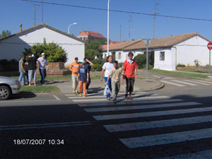 Actividad de conocimiento del barrio, participantes por la calle